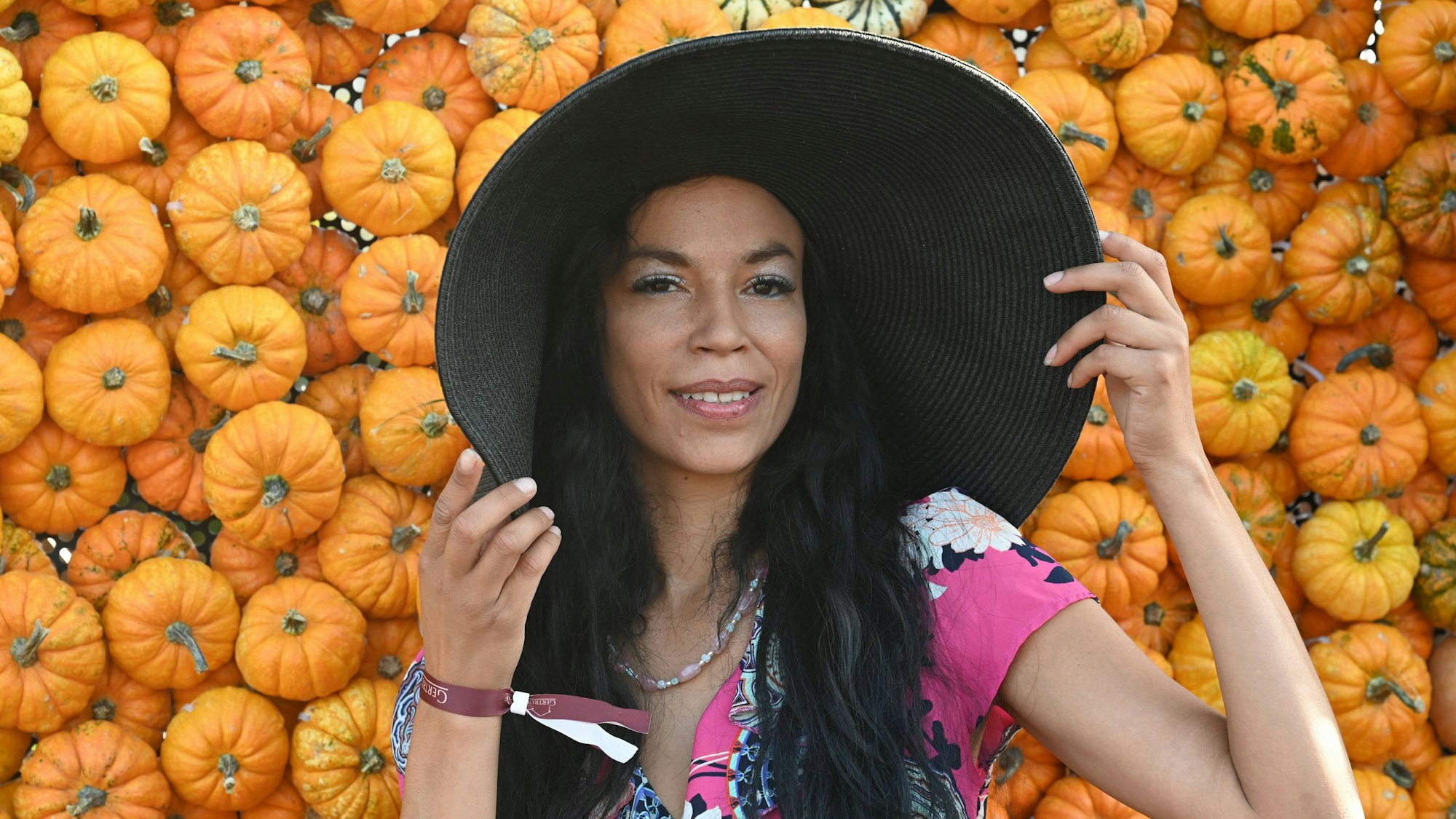 Model Gisele Oppermann kommt zum grossen Kürbisfest im Gertrudenhof