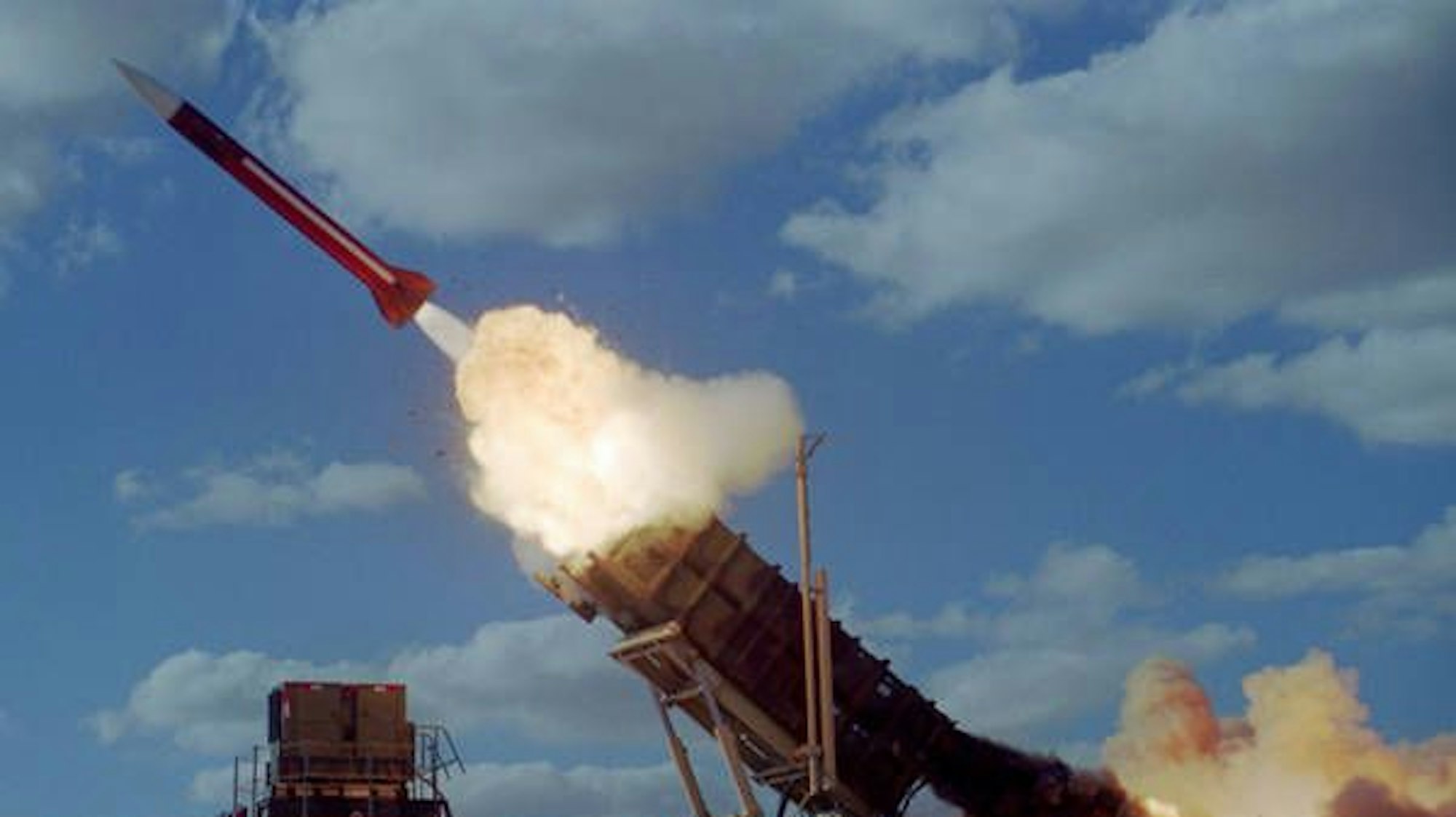 Eine Abschussvorrichtung für eine „Patriot“-Rakete. In der deutschen Politik gibt es Gedankenspiele, den ukrainischen Luftraum von Nato-Staaten aus mit westlicher Luftabwehr zu schützen. Rolf Mützenich hält das für „brandgefährlich“. (Archivbild)