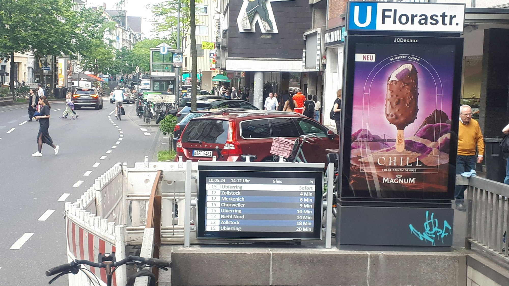Blick auf den Ausgang der U-Bahn-Haltestelle Florastraße im Zentrum von Nippes. Foto von Bernd Schöneck