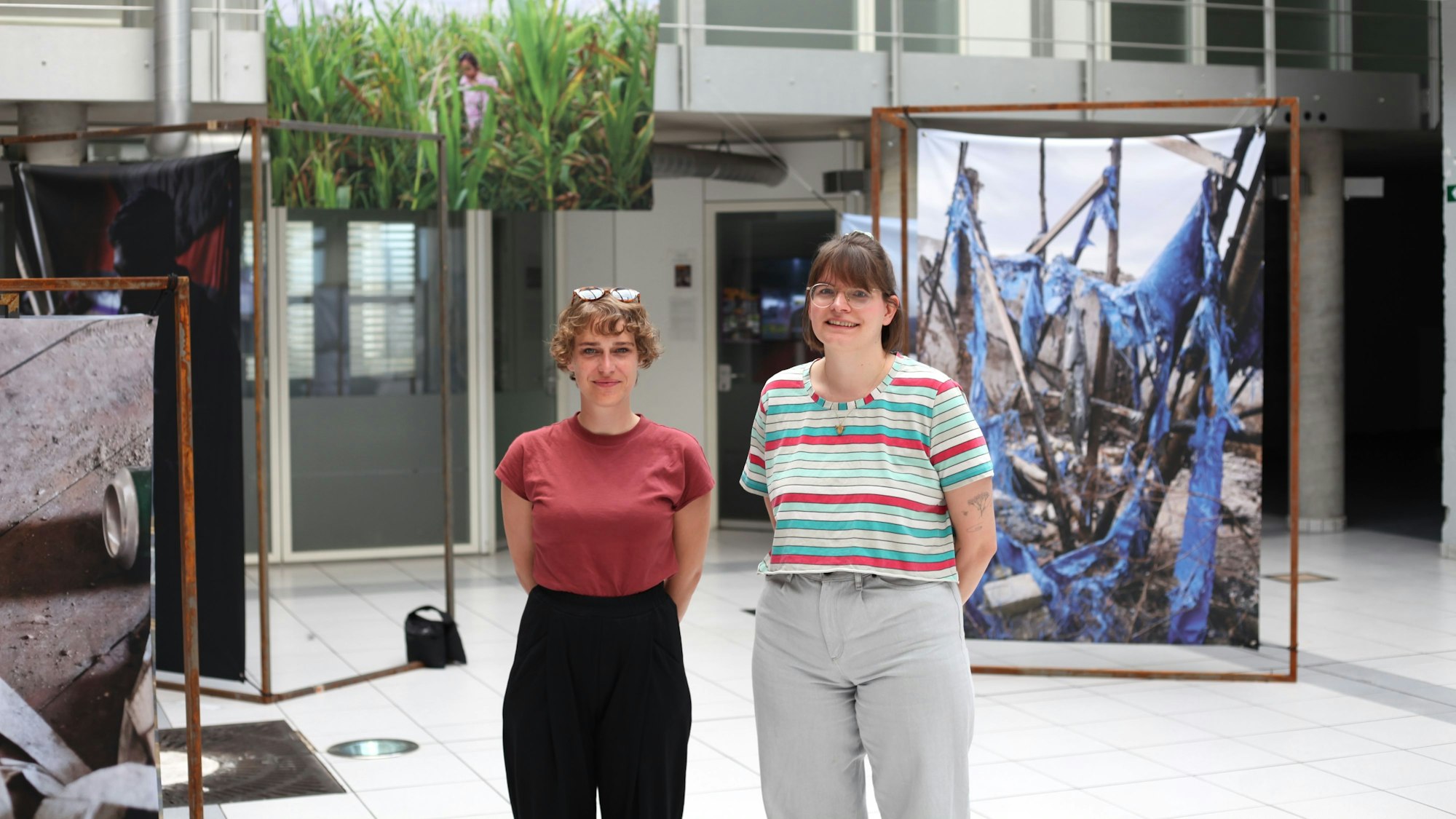 Künstlerische Leiterin des Sommerblut Festivals Anna-Mareen Henke und Vorsitzende des Kölner Spendenkonvois Leonie Bohmann (v.l.) im Ausstellungssaal.