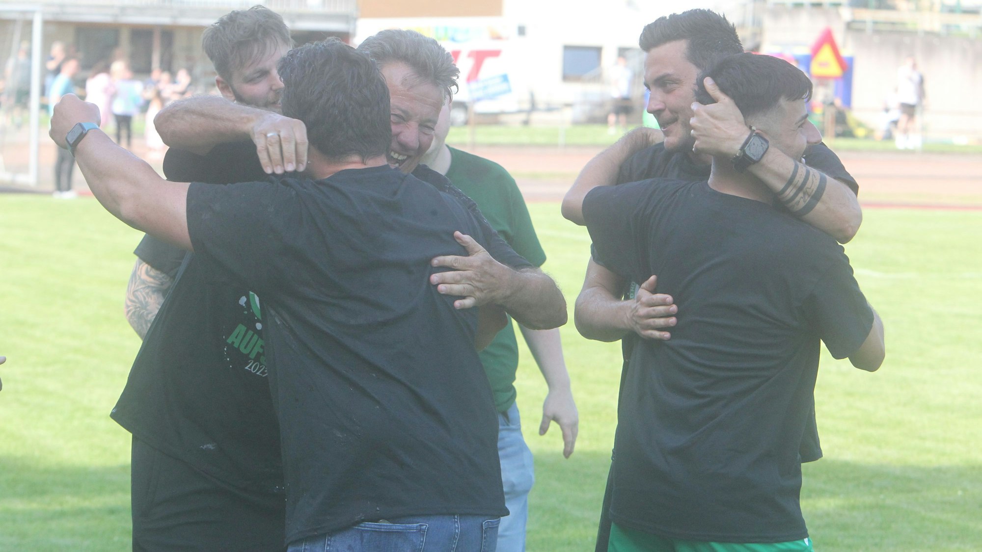 Das Trainerteam des FV Bad Honnef liegt sich nach dem Abpfiff in den Armen.
