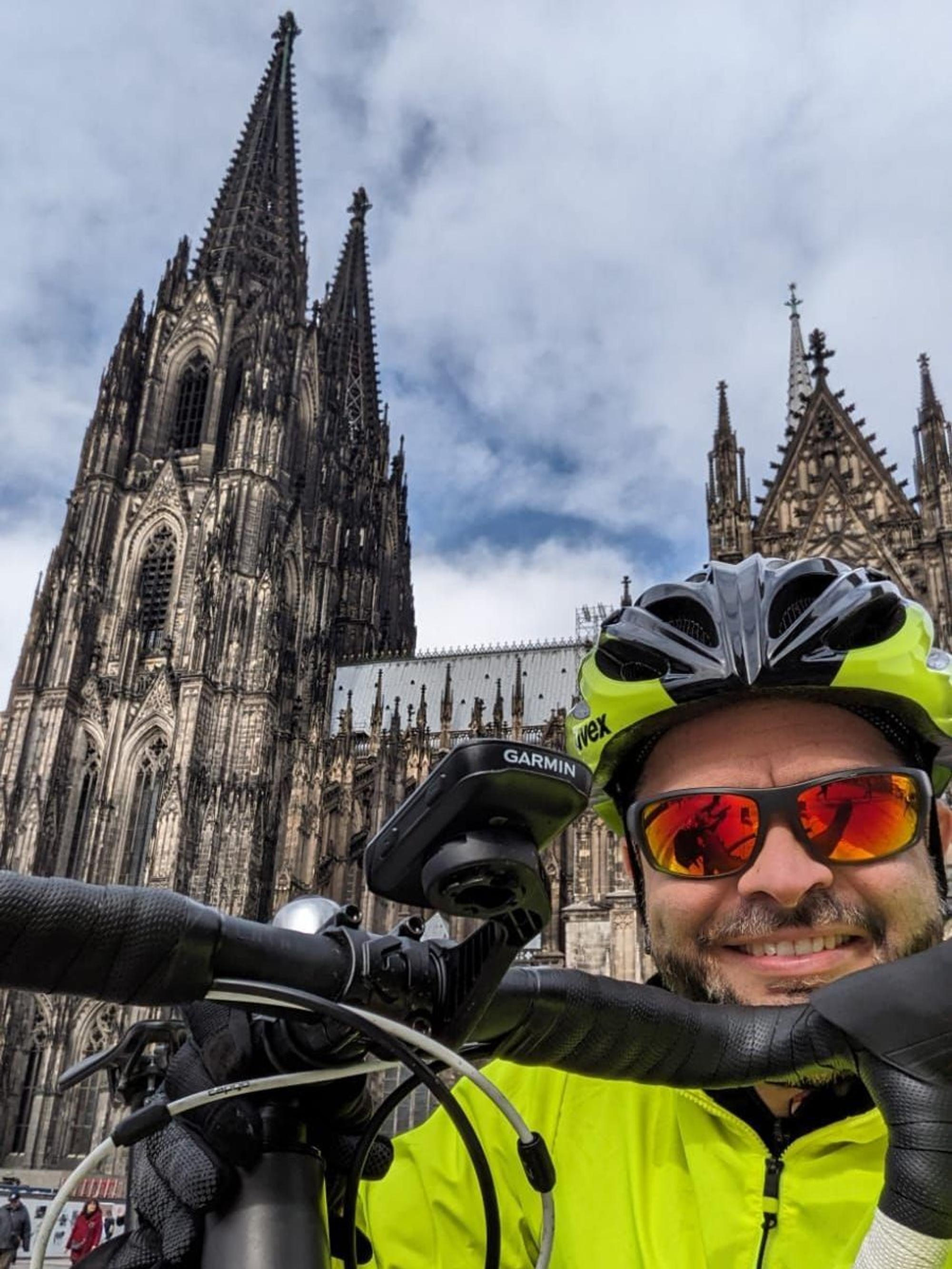 Ramesh Bhargava mit Rennrad vor dem Kölner Dom