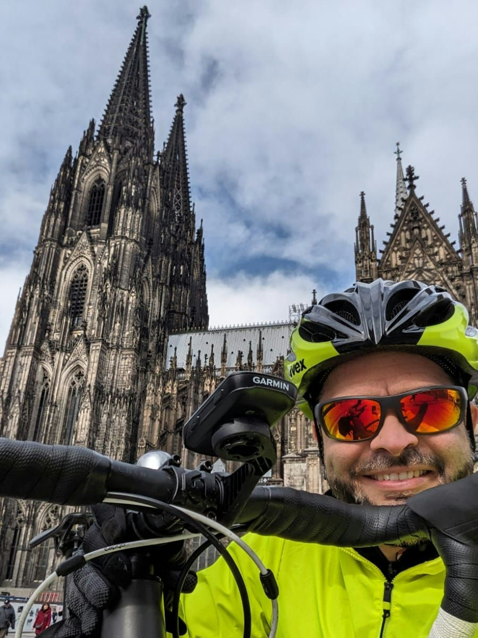 Ramesh Bhargava mit Rennrad vor dem Kölner Dom