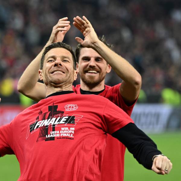 Leverkusens Trainer Xabi Alonso und Leverkusens Jonas Hofmann (r) feiern mit den Fans nach dem Spiel gegen Rom.