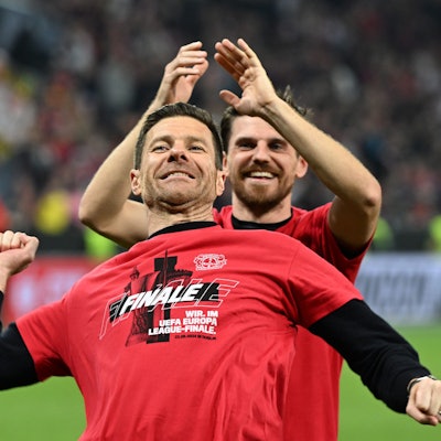 Leverkusens Trainer Xabi Alonso und Leverkusens Jonas Hofmann (r) feiern mit den Fans nach dem Spiel gegen Rom.