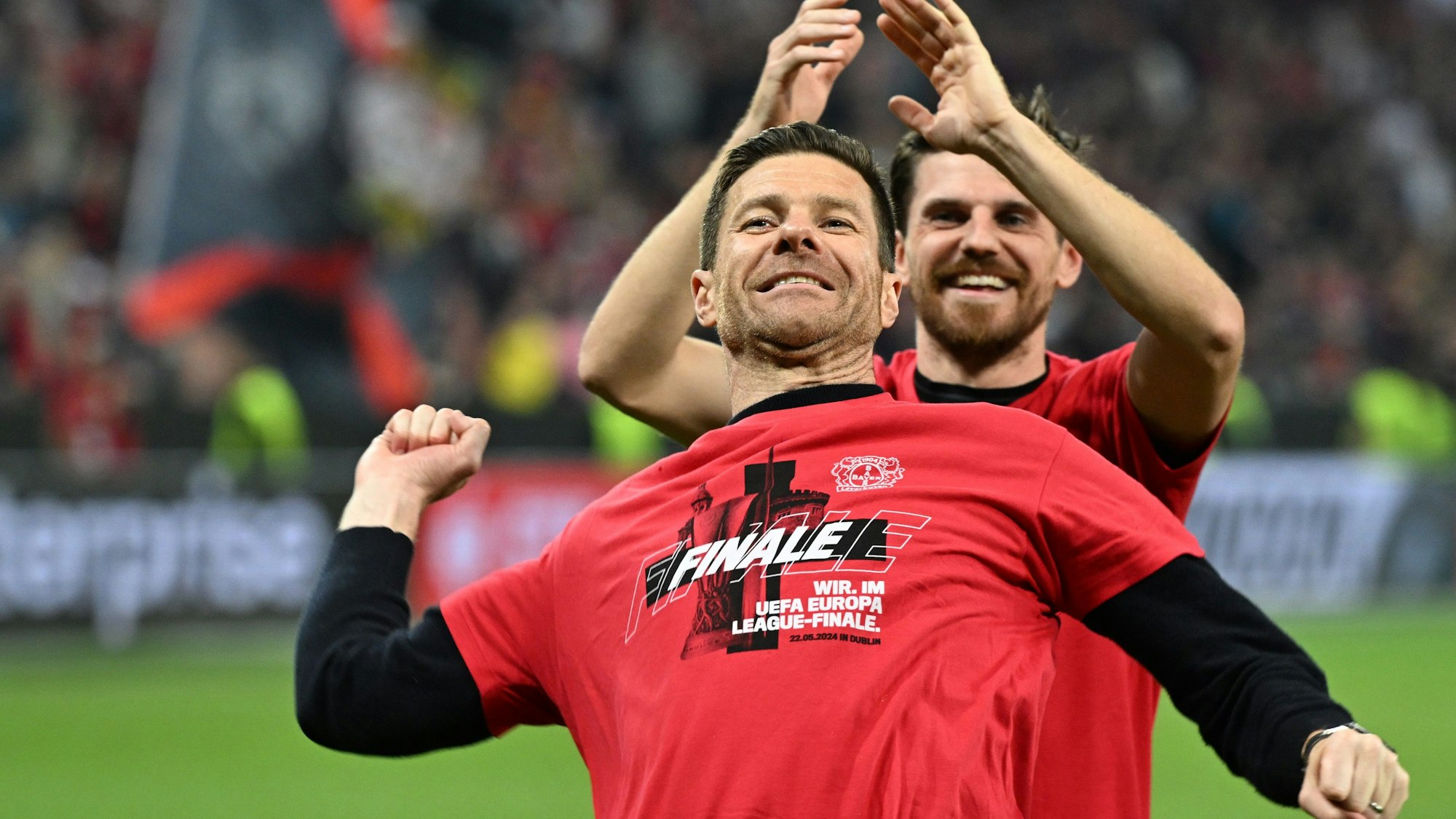 Leverkusens Trainer Xabi Alonso und Leverkusens Jonas Hofmann (r) feiern mit den Fans nach dem Spiel gegen Rom.
