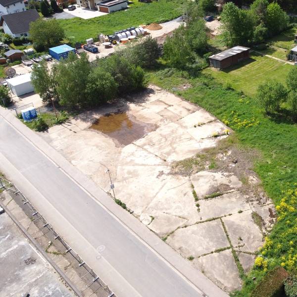 Blick von oben auf die Grundstücke, die zum Teil mit Betonplatten versiegelt sind.