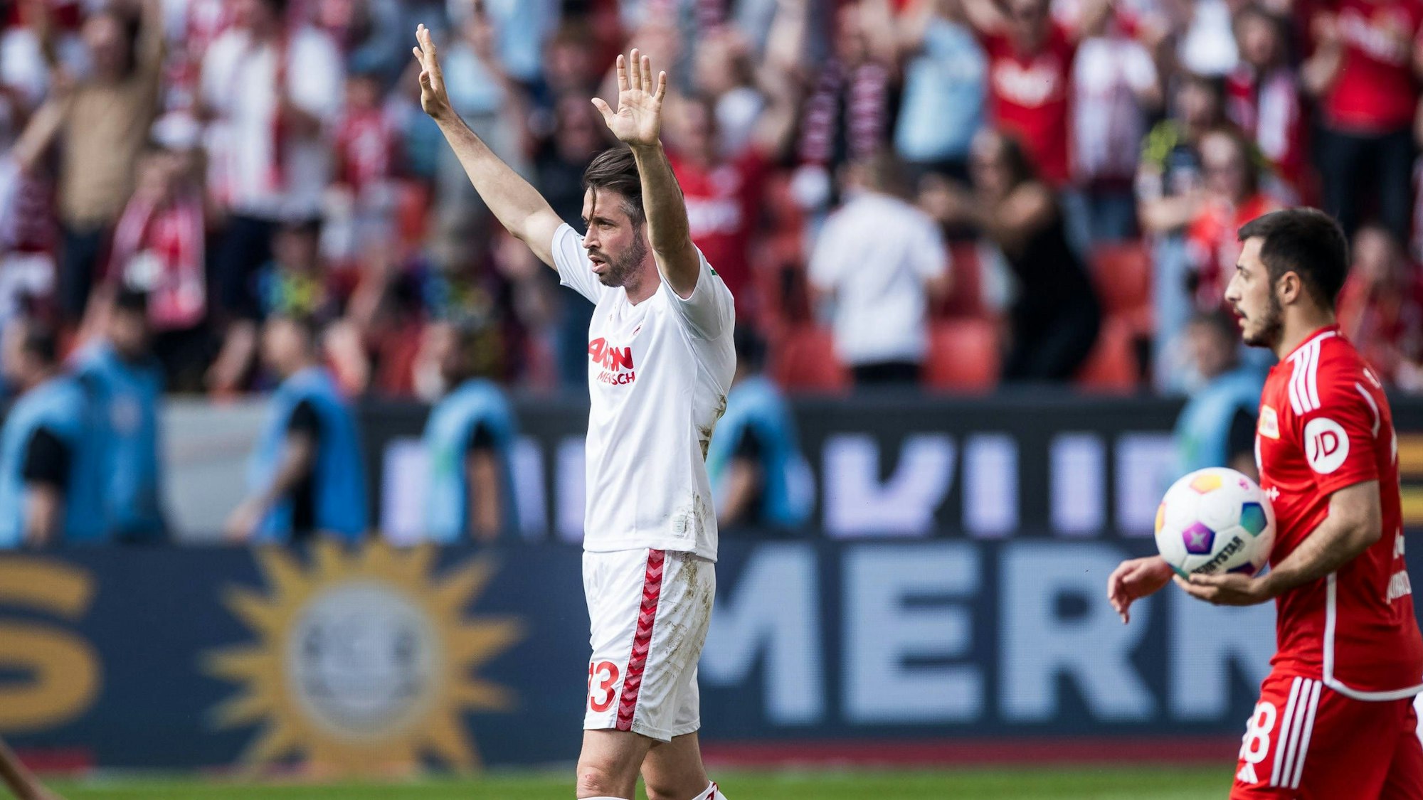 Mark Uth jubelte am Samstag nach dem Schlusspfiff. Der Offensivspieler könnte ein prägender Mann im Saisonfinale sein.