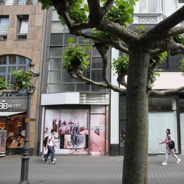 Eine Ladenzeile in einer Innenstadt mit zwei leer stehenden Geschäften