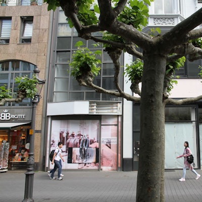 Eine Ladenzeile in einer Innenstadt mit zwei leer stehenden Geschäften