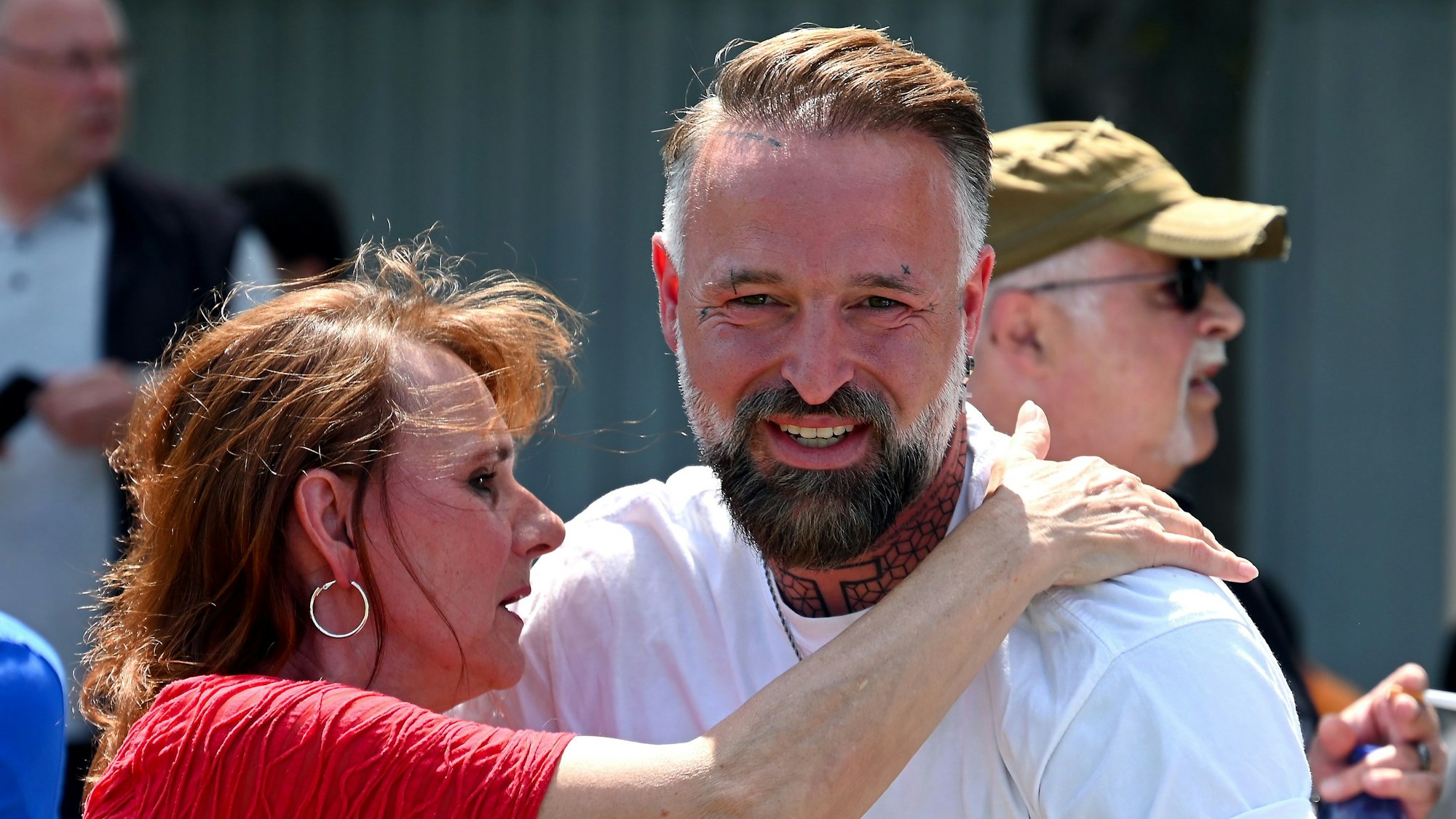11.06.2023, Fussball-Porz - Endenich
Glückwünsche für Jonas Wendt (Porz9
Foto: Uli Herhaus