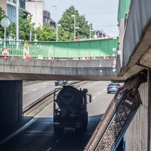 Deutlich ist die Neigung eines Teils der Stützwand am Europaring zu sehen. Oben sind Markierungen, wie kleine Zielscheiben, an denen die Veränderung abgelesen werden kann.