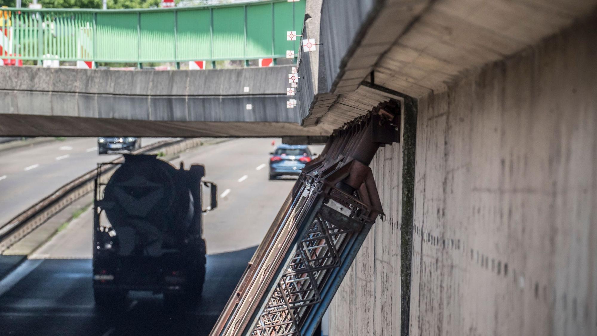 Deutlich ist die Neigung eines Teils der Stützwand am Europaring zu sehen. Oben sind Markierungen, wie kleine Zielscheiben, an denen die Veränderung abgelesen werden kann.