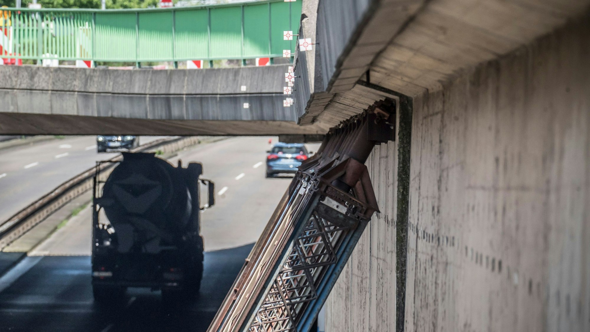 Deutlich ist die Neigung eines Teils der Stützwand am Europaring zu sehen. Oben sind Markierungen, wie kleine Zielscheiben, an denen die Veränderung abgelesen werden kann.