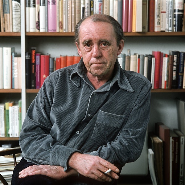 Heinrich Böll in seiner Kölner Wohnung im Dezember 1977.