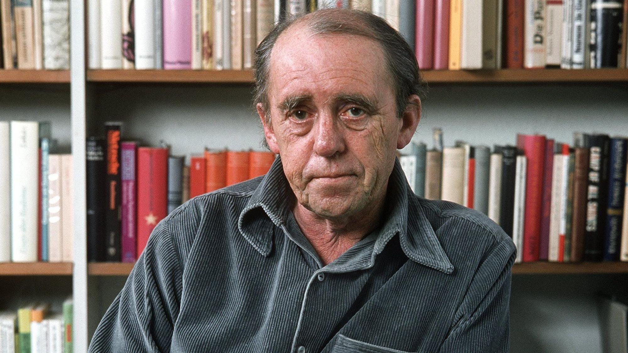 Heinrich Böll in seiner Kölner Wohnung im Dezember 1977.