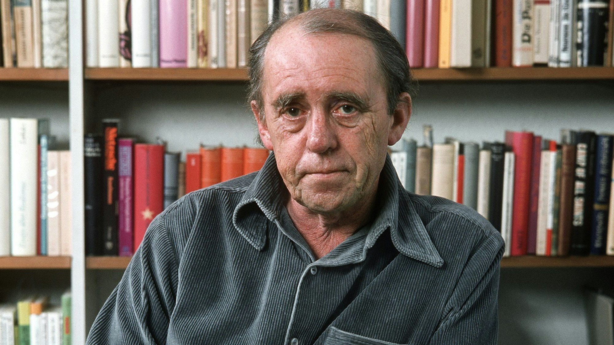 Heinrich Böll in seiner Kölner Wohnung im Dezember 1977.