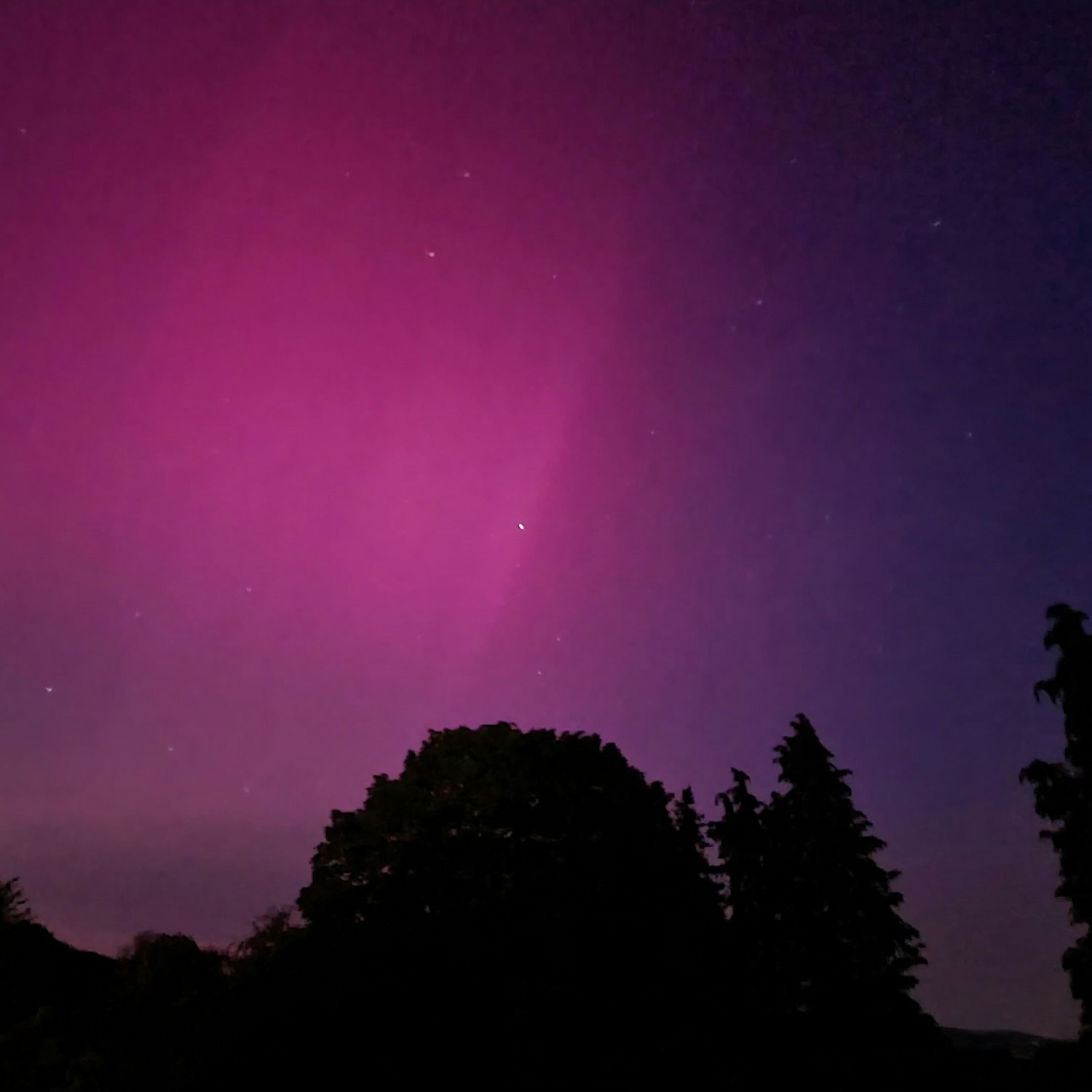 Polarlichter am Nachthimmel über Oberberg.