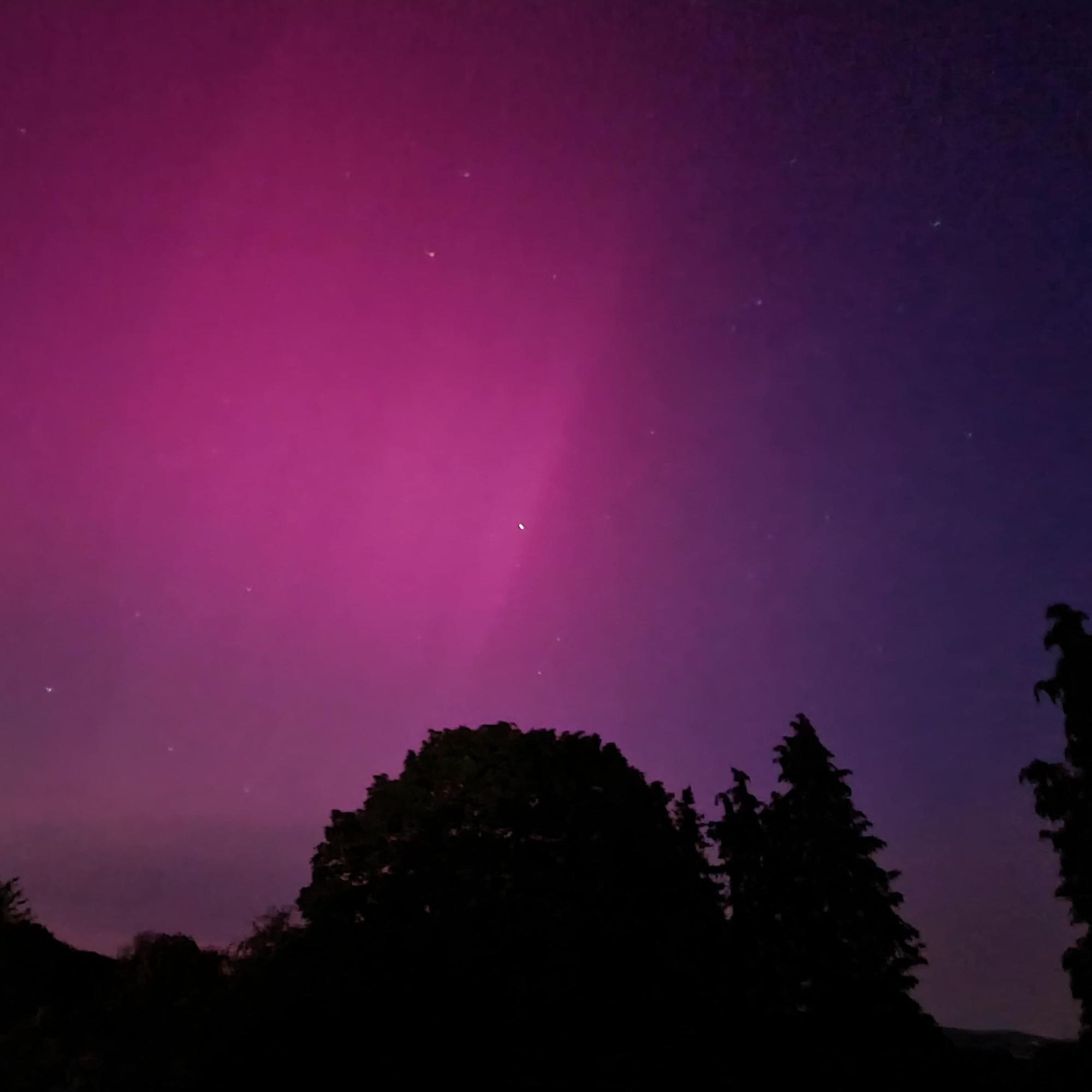 Polarlichter am Nachthimmel über Oberberg.