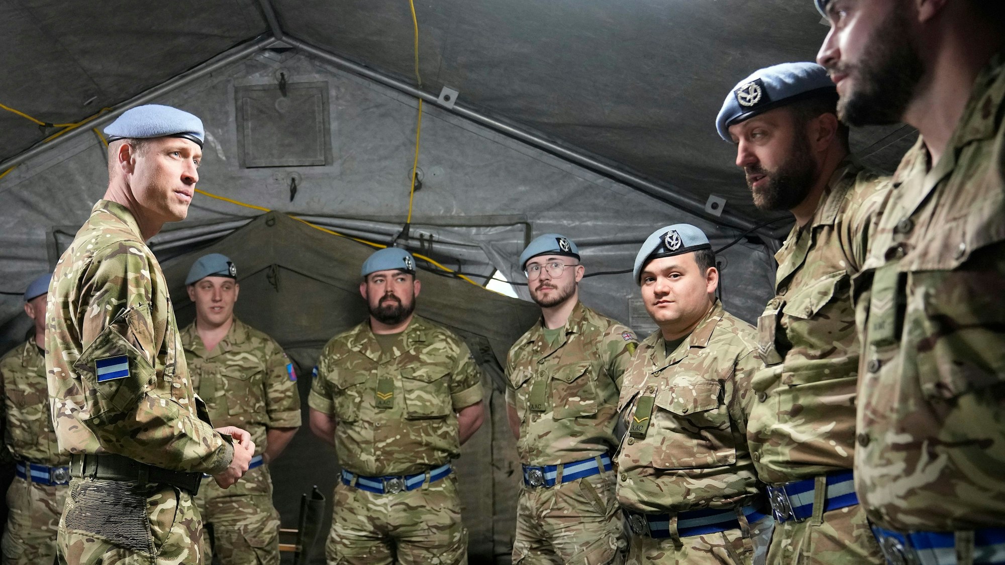 Der britische Prinz William (l) spricht im Army Aviation Centre mit Soldaten.