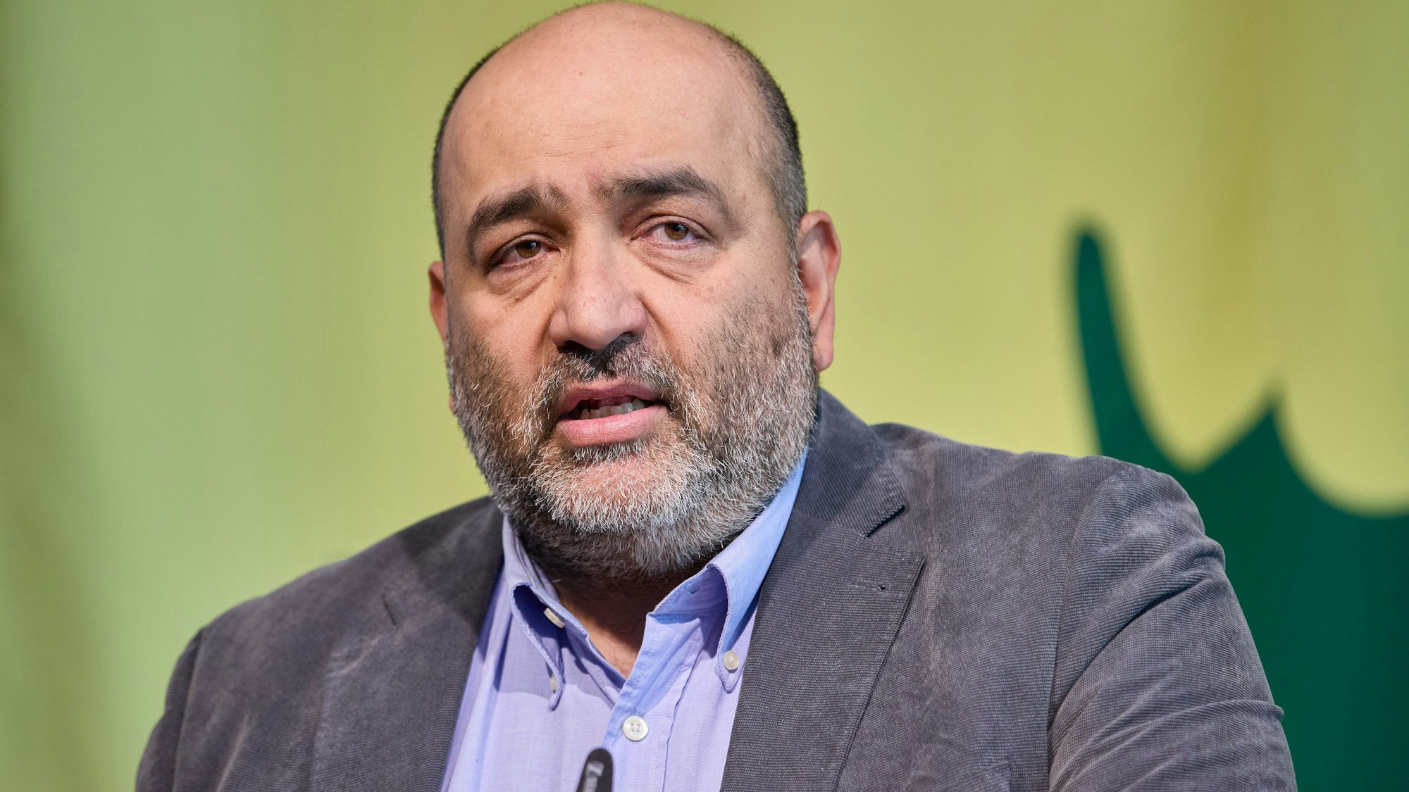 Omid Nouripour (Bündnis 90/Die Grünen), Bundesvorsitzender, spricht während der Landesmitgliederversammlung der Grünen Hamburg auf der Bühne.