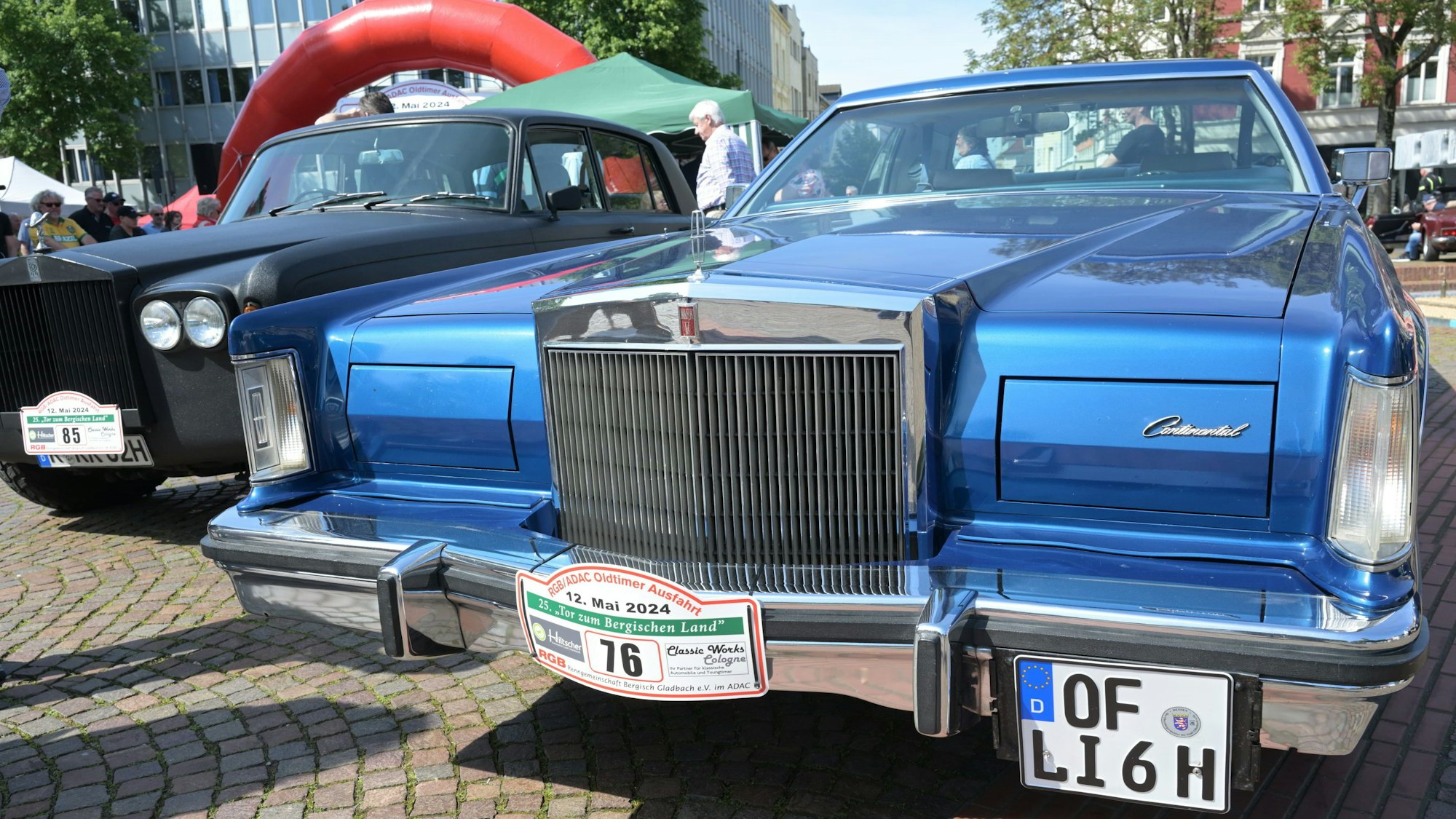 Start der Oldtimer-Ausfahrt "Tor zum Bergischen Land",