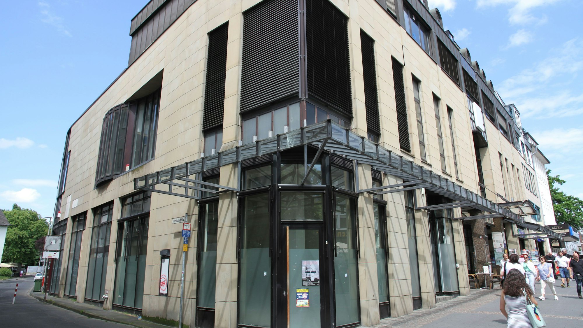 Eine Hausecke mit einem leerstehendem Geschäftslokal