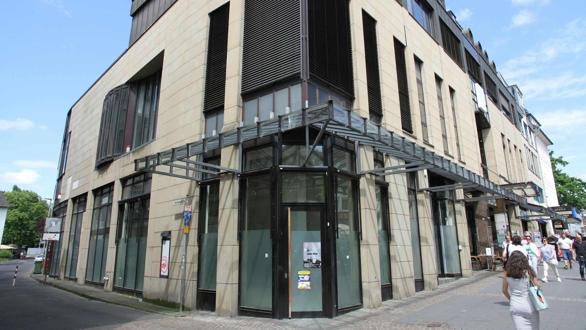 Ein Eckhaus mit einem leerstehenden Geschäftslokal.