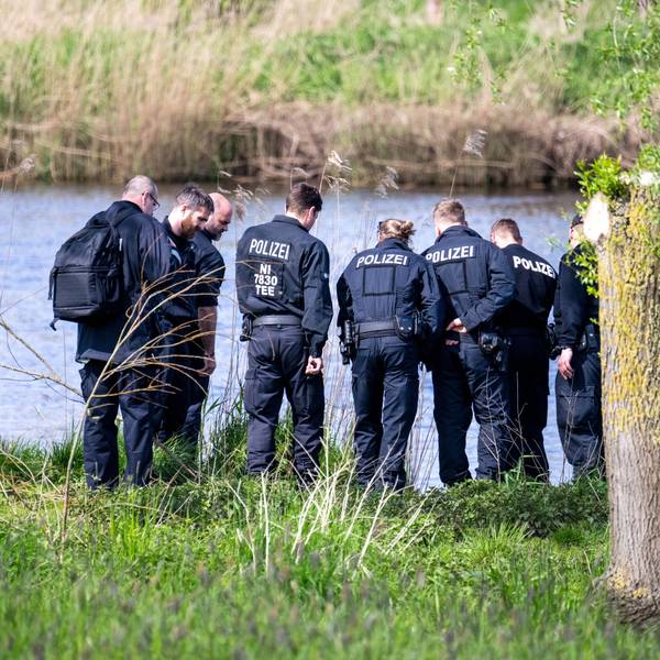 Einsatzkräfte der Polizei begutachten einen möglichen Hinweis bei der Suche nach dem autistischen Arian aus Bremervörde. Der sechsjährige Junge war in der Nähe des Flusses Oste am 22. April verschwunden.