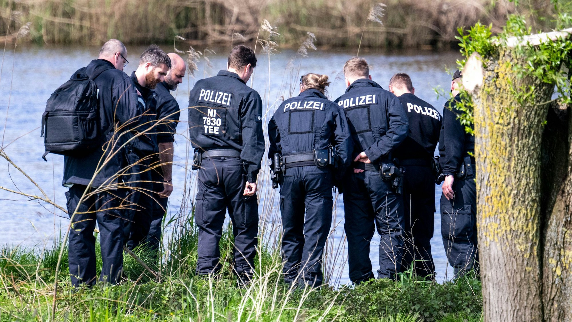 Einsatzkräfte der Polizei begutachten einen möglichen Hinweis bei der Suche nach dem autistischen Arian aus Bremervörde. Der sechsjährige Junge war in der Nähe des Flusses Oste am 22. April verschwunden.