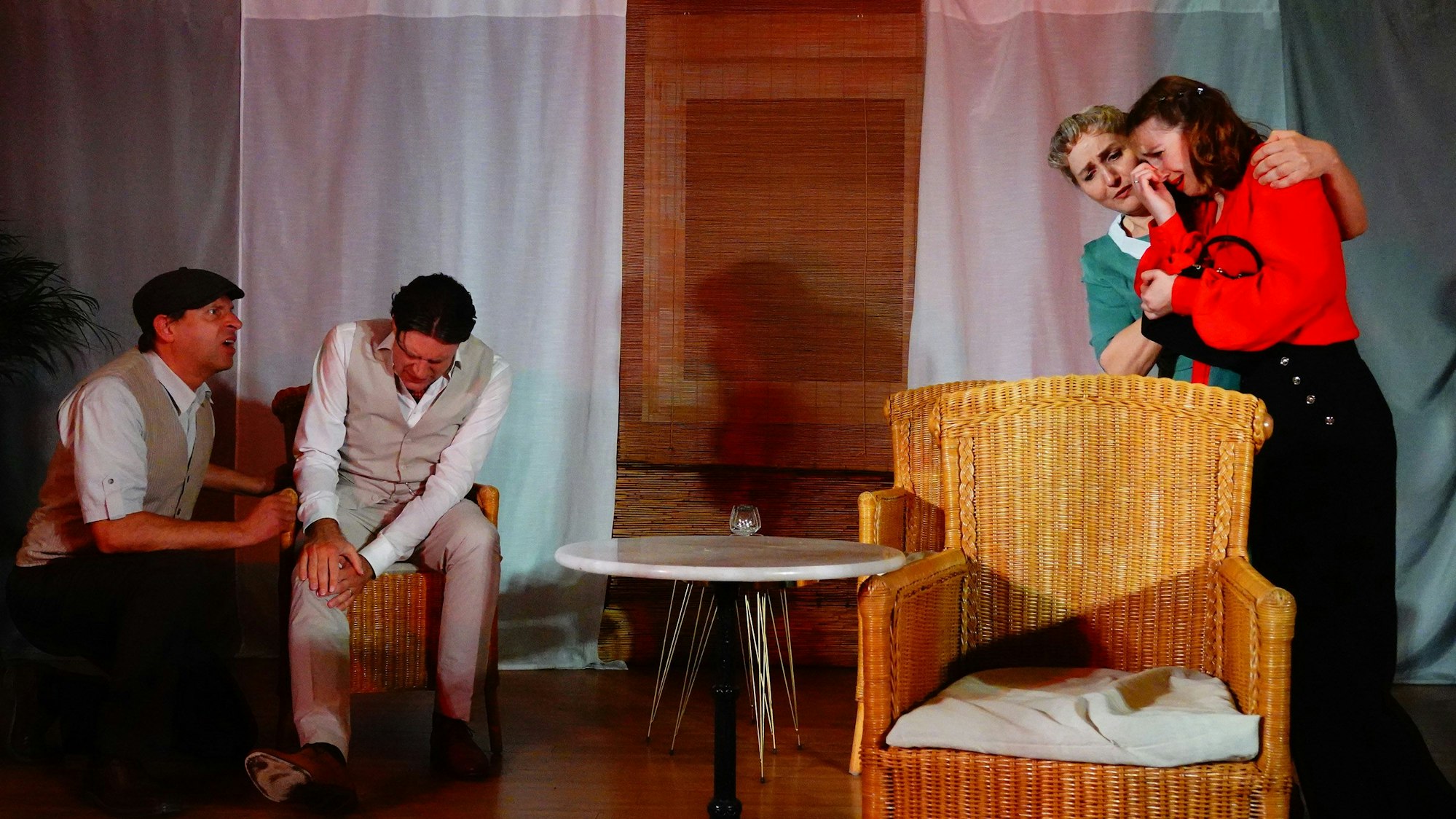 Schauspieler spielen auf einer Bühne ein Theaterstück.