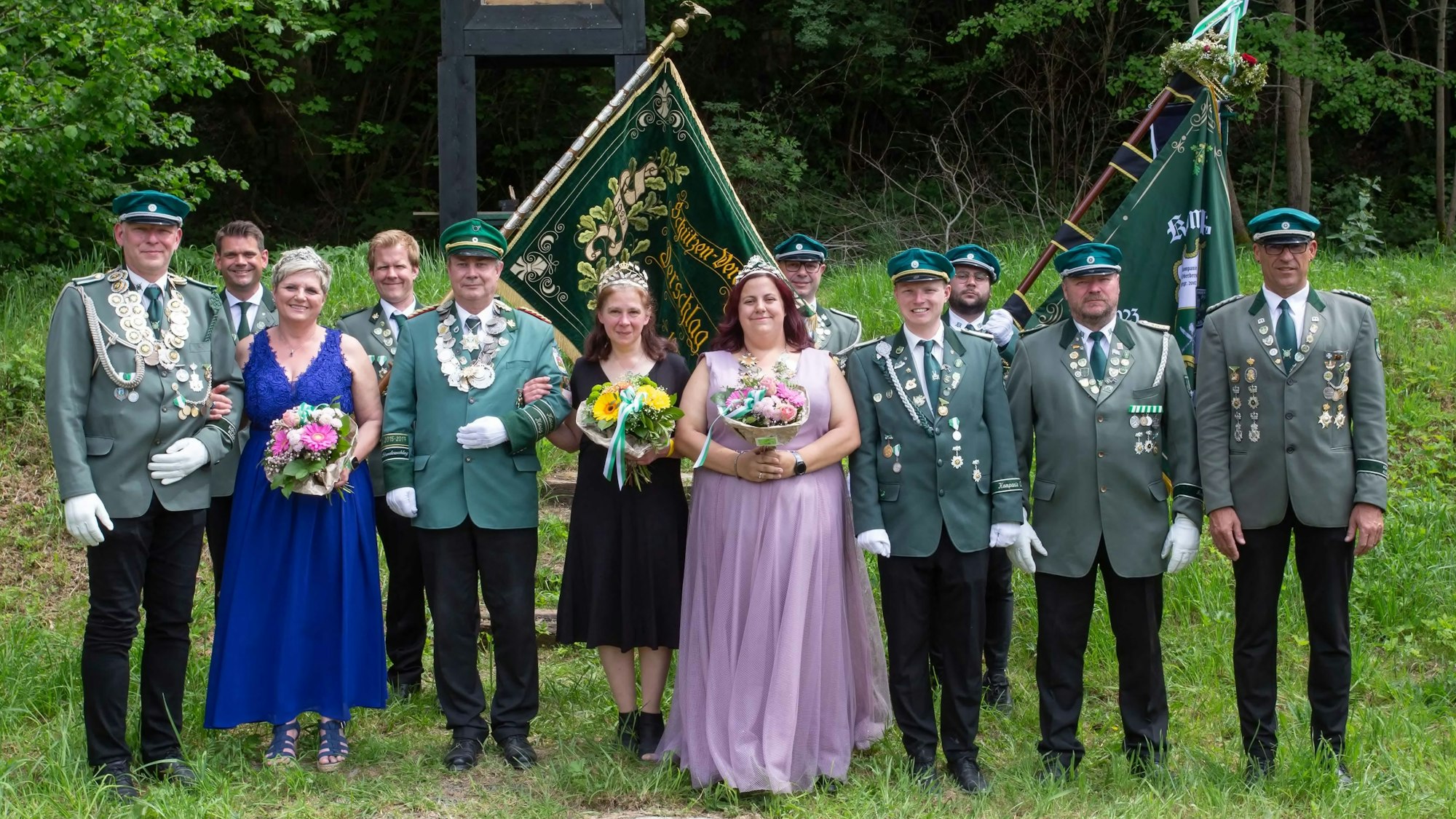Die neuen Majestäten nach der Krönungszeremonie mit Vorsitzendem Jan Vankerkom (r.) und Hauptmann Thom,as Räbsch (2.v.r.).