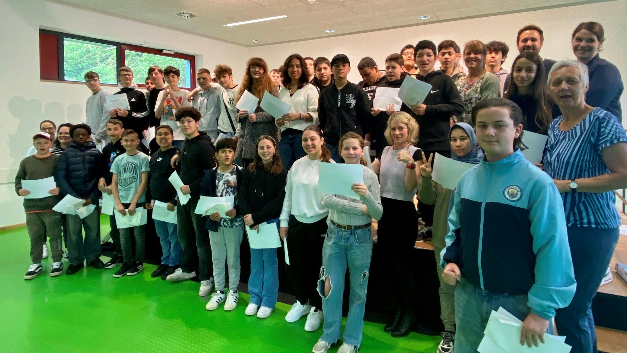 Auf dem Bild sind die Frechener Hauptschüler zu sehen, die beim Frühlingslauf erfolgreich waren.