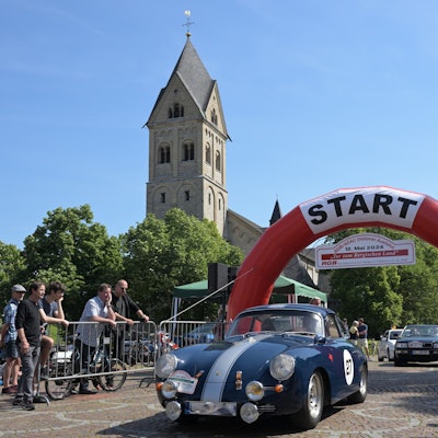 Start der Oldtimer-Ausfahrt "Tor zum Bergischen Land",