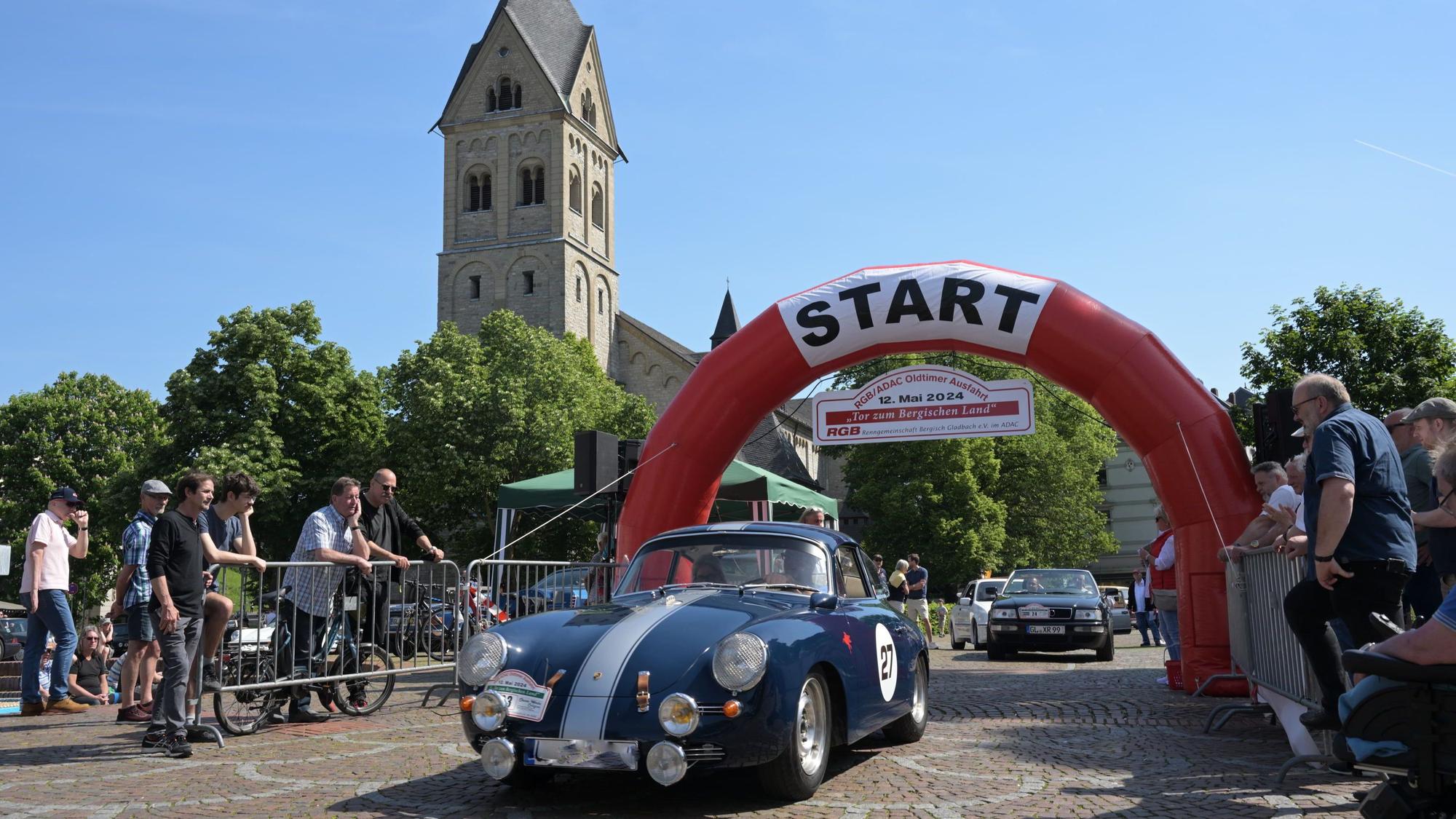 Start der Oldtimer-Ausfahrt "Tor zum Bergischen Land",
