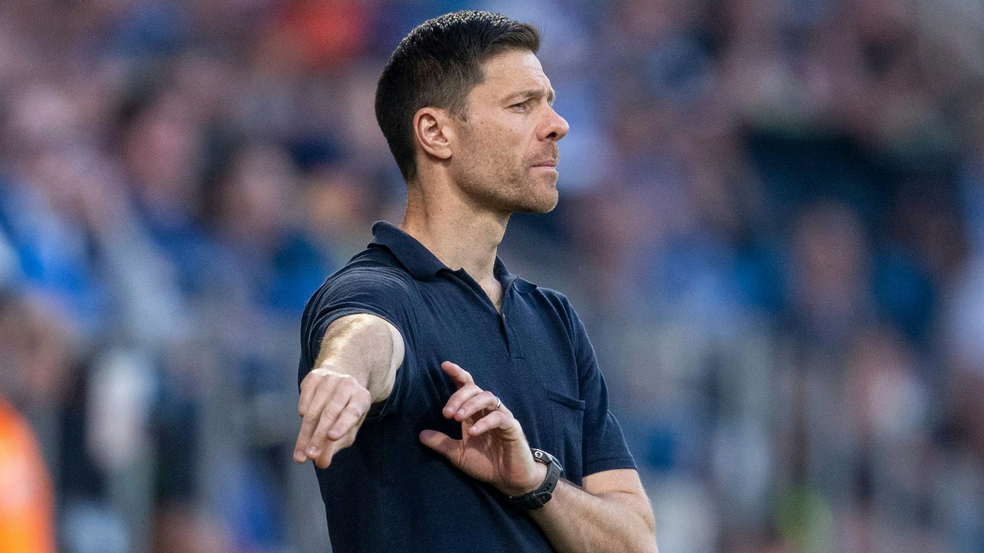 Leverkusens Trainer Xabi Alonso gibt in Bochum Anweisungen an der Seitenlinie.