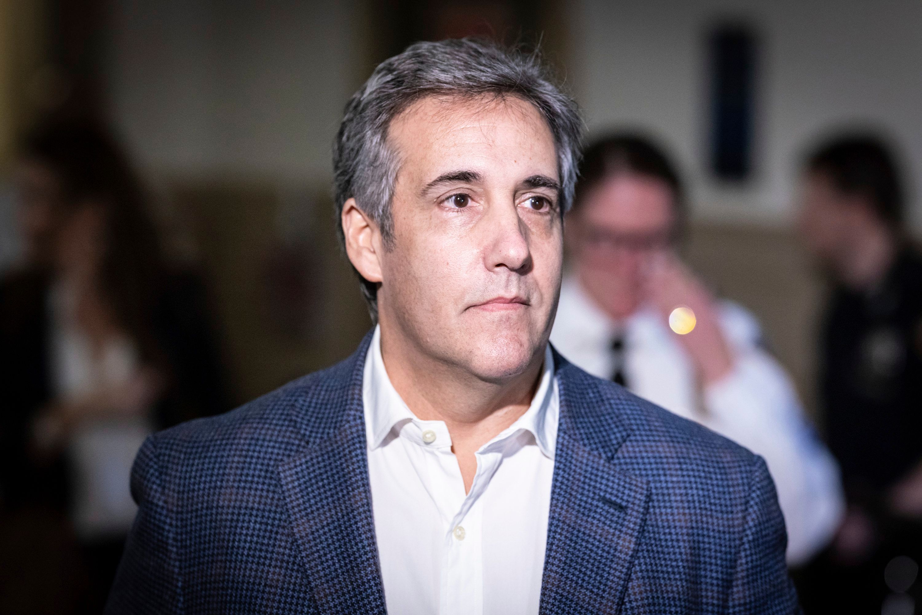 ARCHIV - 24.10.2023, USA, New York: Michael Cohen, ehemaliger Anwalt von Trump, macht während des Prozesses gegen den ehemaligen US-Präsidenten Trump wegen Wirtschaftsbetrugs am New York Supreme Court eine Pause.