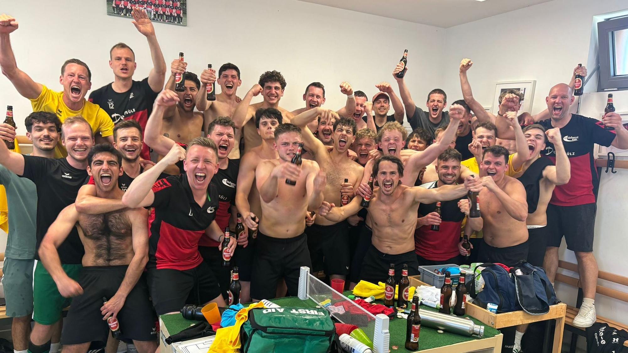 DJK Südwest feiert den Aufstieg in die Landesliga.