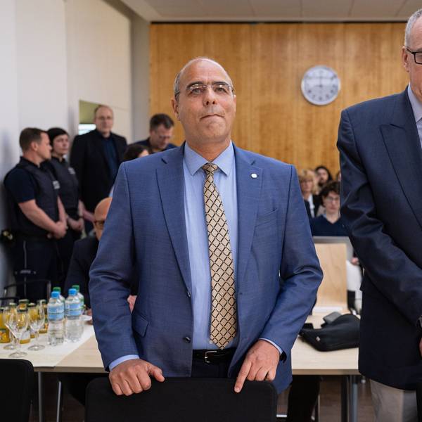 Münster: Vor dem Urteil im Berufungsverfahren im Streit um die Einstufung der AfD durch den Verfassungsschutz am Oberverwaltungsgericht für das Land Nordrhein-Westfalen stehen Peter Boehringer (l), Stellvertretender Bundessprecher der AfD, und Roman Reusch, Beisitzer im Bundesvorstand der AfD, im Gerichtssaal.