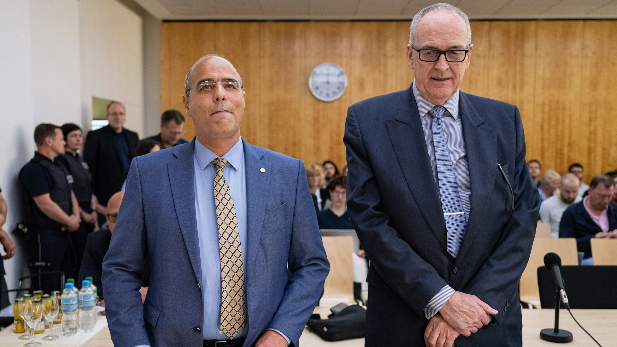 Münster: Vor dem Urteil im Berufungsverfahren im Streit um die Einstufung der AfD durch den Verfassungsschutz am Oberverwaltungsgericht für das Land Nordrhein-Westfalen stehen Peter Boehringer (l), Stellvertretender Bundessprecher der AfD, und Roman Reusch, Beisitzer im Bundesvorstand der AfD, im Gerichtssaal.