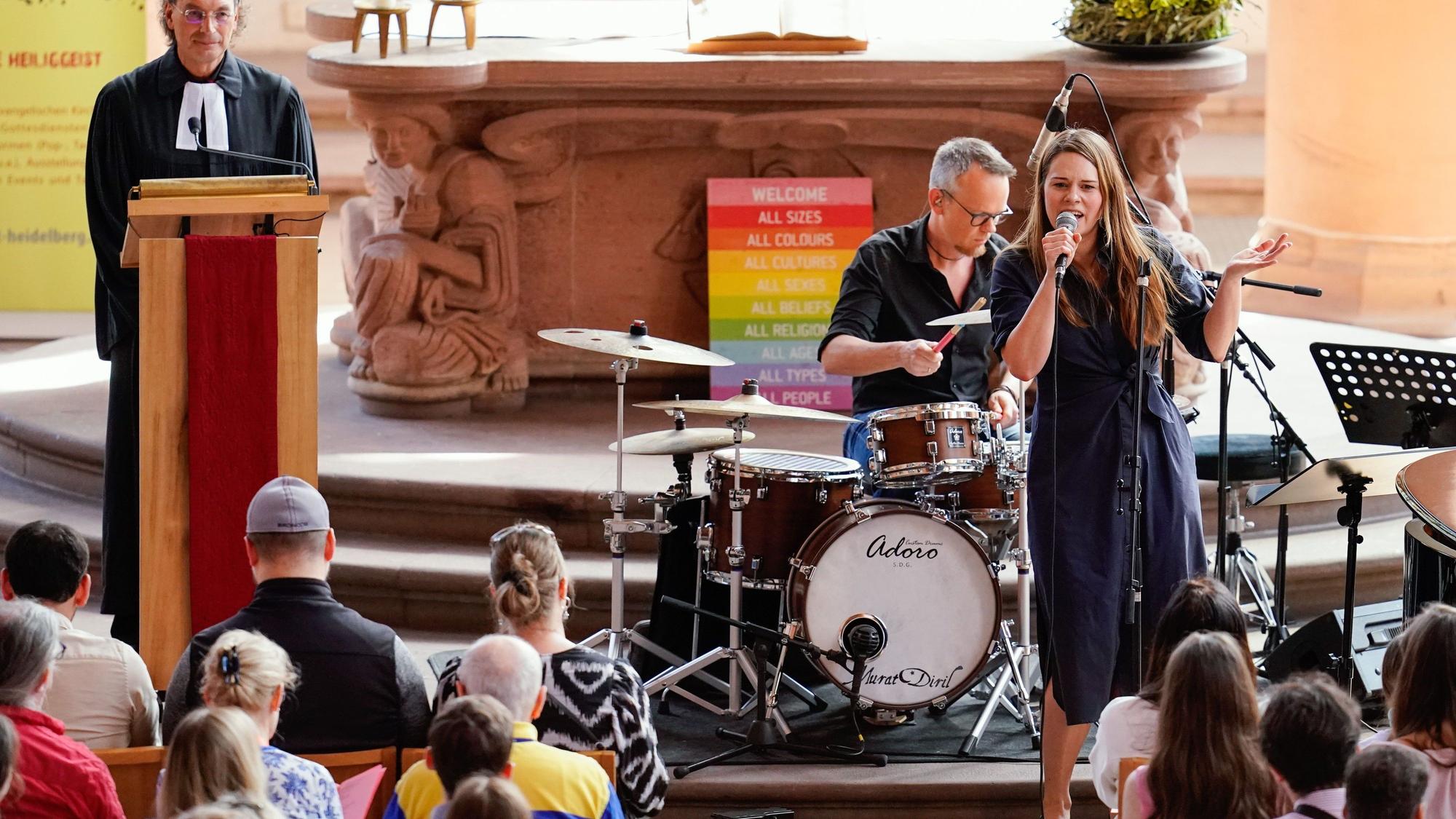 Sängerin Tine Wiechmann tritt in der Heiliggeistkirche während eines Taylor-Swift-Gottesdienstes auf.