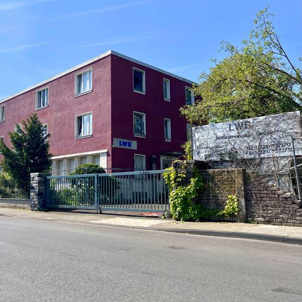 Blick auf das rotbraune Gebäude eines ehemaligen Betriebs für Natursteinhandel am Poller Kirchweg 106–116. Dort hat die Stadtverwaltung Baugenehmigungen für drei „Beherbergungsbetriebe“ ausgestellt. Foto von René Denzer