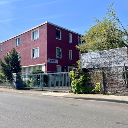 Blick auf das rotbraune Gebäude eines ehemaligen Betriebs für Natursteinhandel am Poller Kirchweg 106–116. Dort hat die Stadtverwaltung Baugenehmigungen für drei „Beherbergungsbetriebe“ ausgestellt. Foto von René Denzer