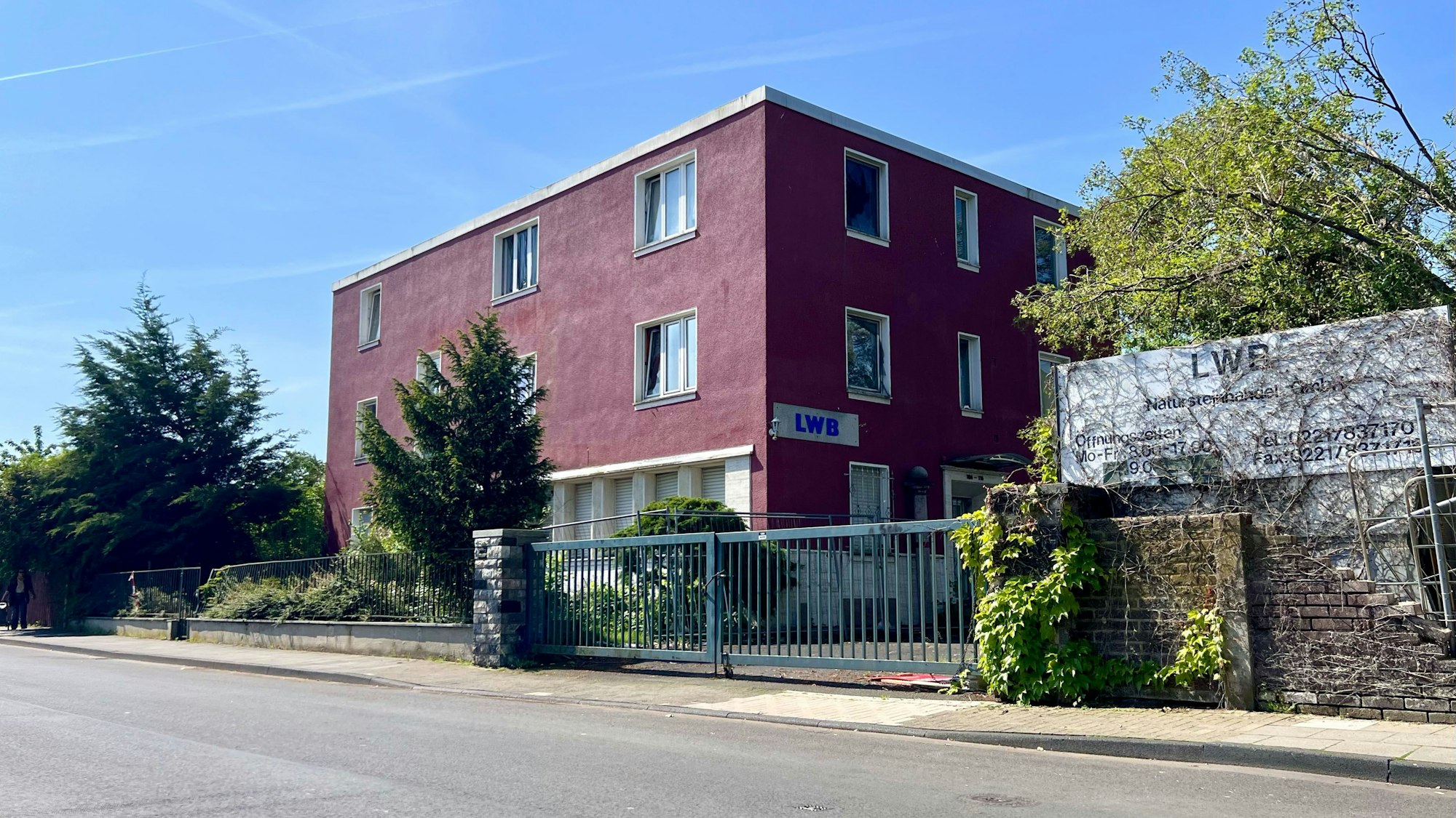 Blick auf das rotbraune Gebäude eines ehemaligen Betriebs für Natursteinhandel am Poller Kirchweg 106–116. Dort hat die Stadtverwaltung Baugenehmigungen für drei „Beherbergungsbetriebe“ ausgestellt. Foto von René Denzer