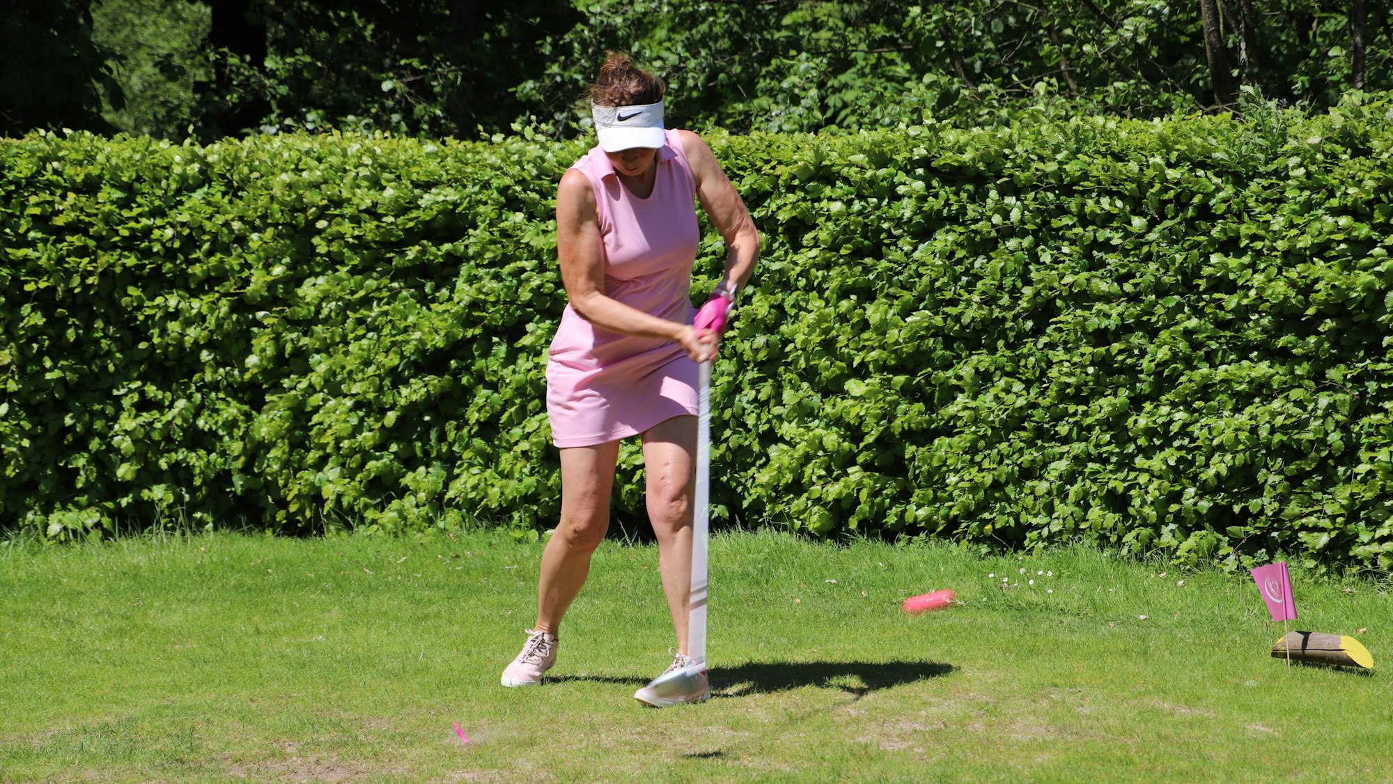 Birgit Weiner gab dem Golfball den richtigen Drive, er flog weit den Hügel hinauf.