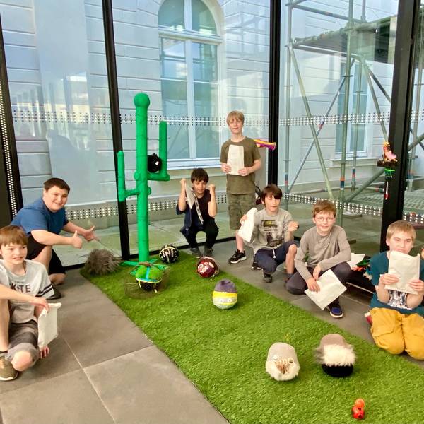 Zu sehen sind sechs Kinder, de ihre Kunstwerke zeigen.