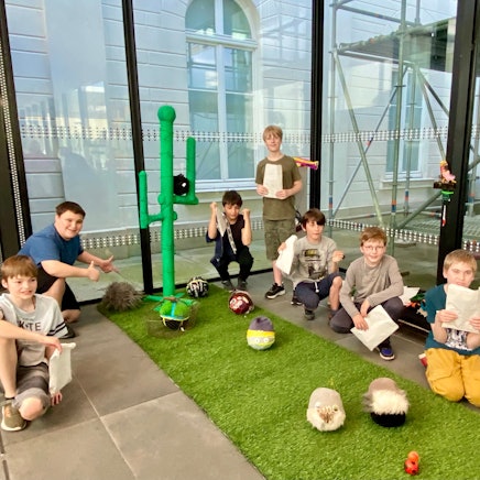 Zu sehen sind sechs Kinder, de ihre Kunstwerke zeigen.