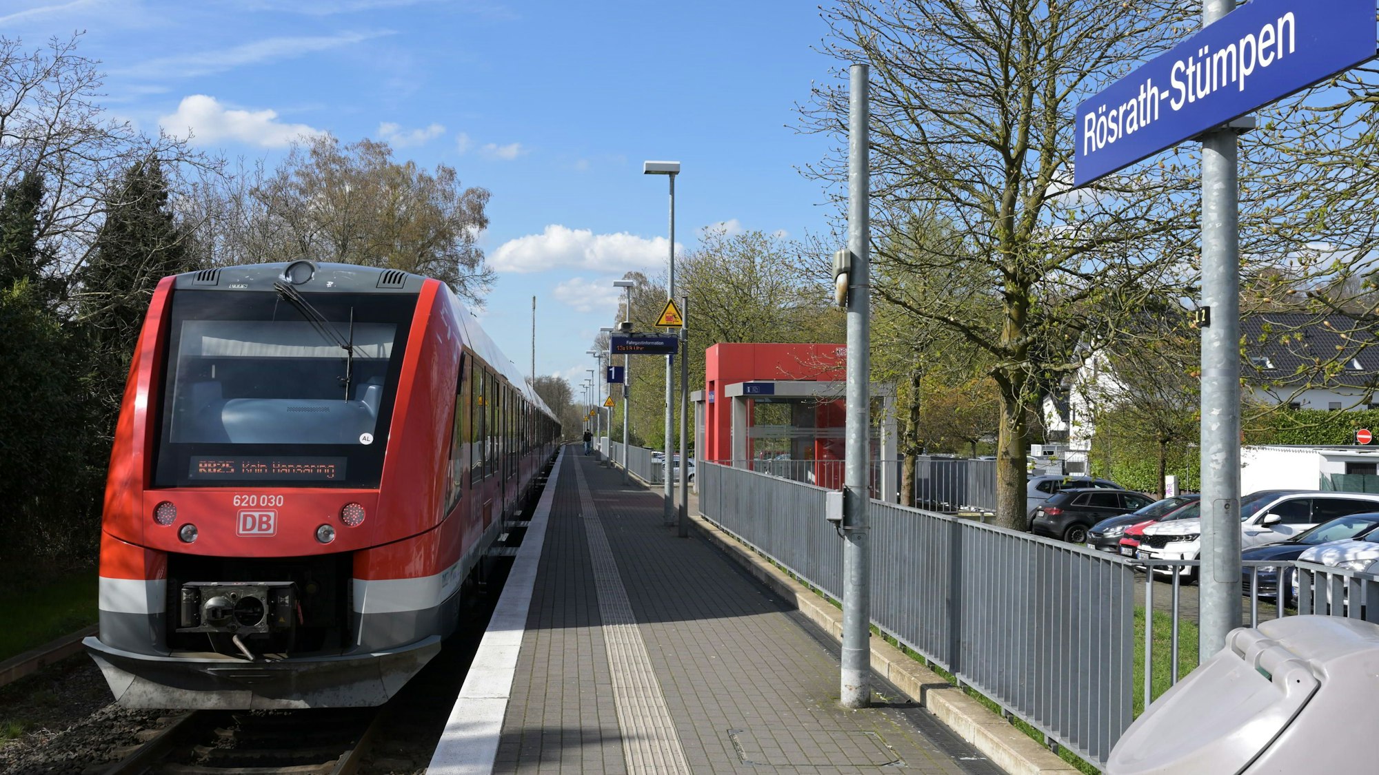 Der Bahn-Haltepunkt Rösrath-Stümpen wird von der RB 25, der Oberbergischen Bahn, angefahren.