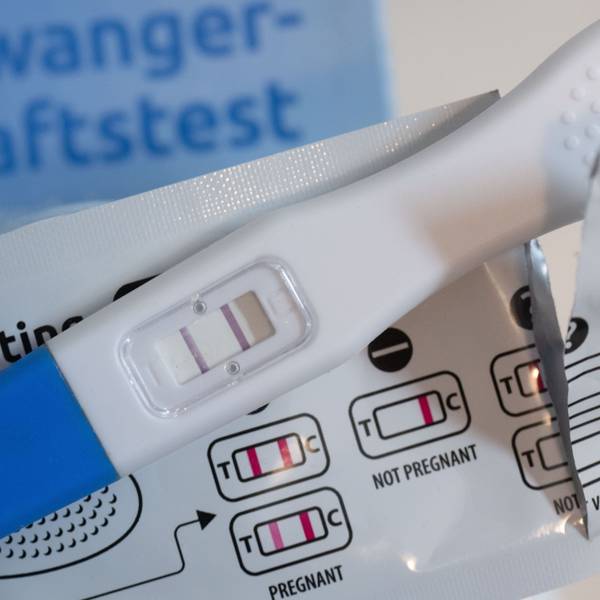 Ein Schwangerschaftstest zeigt mit zwei Streifen eine Schwangerschaft an.