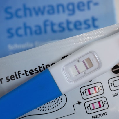 Ein Schwangerschaftstest zeigt mit zwei Streifen eine Schwangerschaft an.